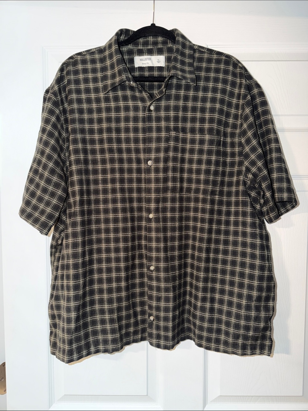 Hollister Black and Cream Plaid Short-Sleeve Button-Down Shirt